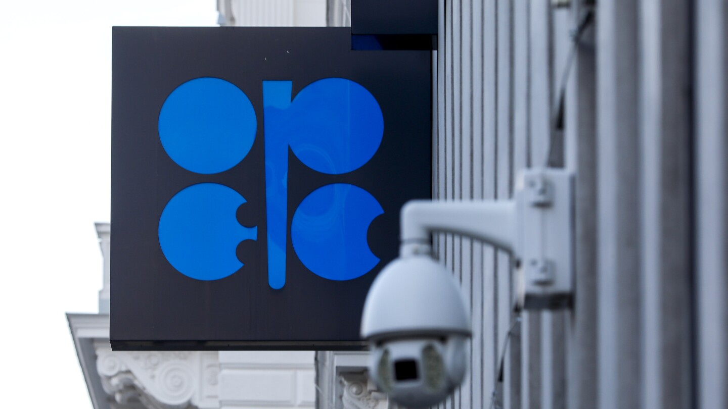 Сокращение добычи ОПЕК+ углубляется благодаря продлению соглашения со стороны Саудовской Аравии, России и других нефтяных компаний.