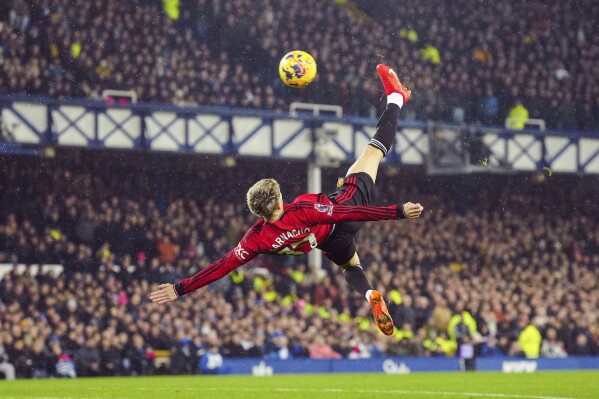 Manchester United's Alejandro Garnacho scores his side's first goal during the English Premier League soccer match between Everton and Manchester United,  in Liverpool, England, Nov. 26, 2023. (AP Photo/Jon Super)