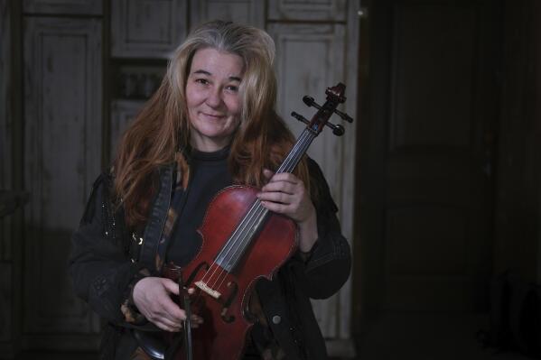 Violinist on Russian trains weary commuters AP News