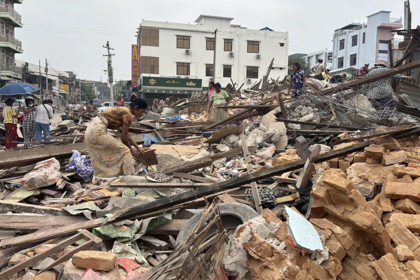 Personas limpian escombros tras un terremoto en Myanmar, pero esta imagen también representa el duro trabajo de rescate