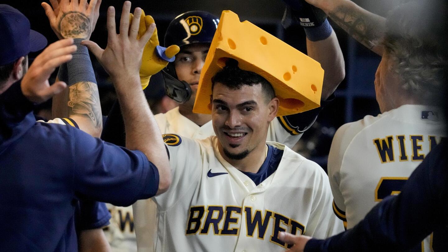 🚨WILLY ADAMES WITH A BASE HIT TO RIGHT FIELD 🚨 #brewers