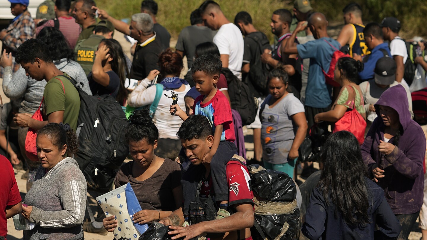 Los cruces de migrantes en la frontera entre Estados Unidos y México han disminuido.  ¿Qué hay detrás de la caída?