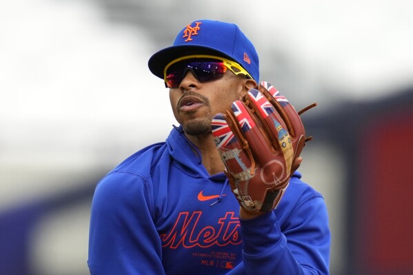 New York Mets Francisco Lindor wears a glove decorated with Union flags and pictures of London landmarks during a workout day at the London stadium in London, Friday, June 7, 2024. New York Mets will play games against Philadelphia Phillies at the stadium on June 8 and June 9. (AP Photo/Kirsty Wigglesworth)