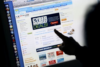 Una persona observa las ofertas del Ciberlunes (Cyber Monday) en una computadora en su casa en Palo Alto, California, el lunes 29 de noviembre de 2010. (Foto AP/Paul Sakuma, archivo)
