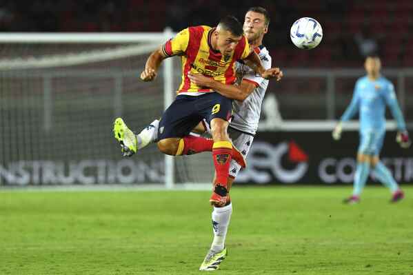 Nikola Krstovic del Lecce cabecea el balón durante el encuentro ante el Genoa de la Serie A en el Estadio Via del Mare el viernes 22 de septiembre del 2023. (Giovanni Evangelista/LaPresse via AP)