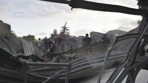 En esta imagen, distribuida por la Policía Nacional de Ucrania, varias personas retiran los escombros en el restaurante RIA Pizza, destruido por un ataque ruso en Kramatorsk, Ucrania, el 27 de junio de 2023. (Policía Nacional de Ucrania vía AP)