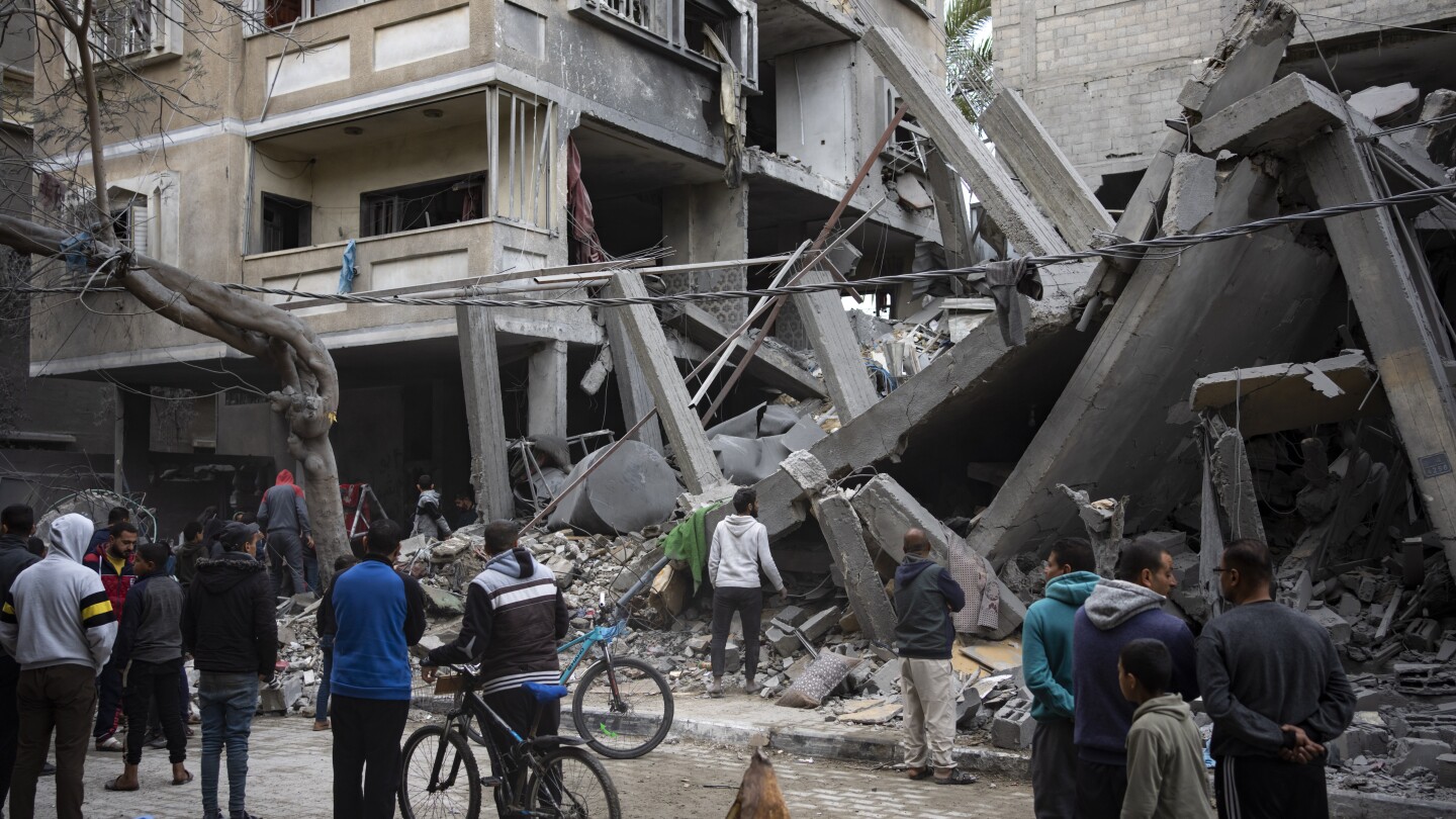 이스라엘과 하마스 사이의 전쟁: 팔레스타인인들이 가자 병원 주변의 습격을 묘사함