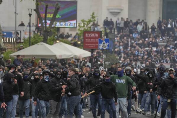 I tifosi della Lazio si ribellano alla polizia prima della partita di calcio di Serie A tra Lazio e Roma allo Stadio Olimpico di Roma, domenica 13 aprile 2025. (AP Photo/Gregorio Borgia)