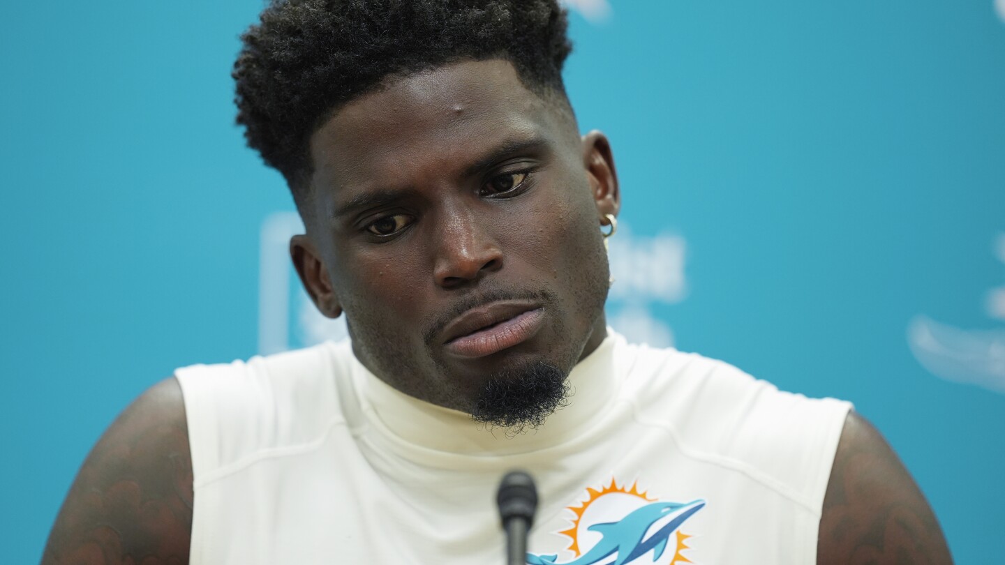 Dolphins WR Tyreek Hill says he’s happy amid trade rumors in Miami