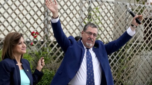 El candidato presidencial guatemalteco Bernardo Arévalo del Movimiento Semilla, con su compañera de fórmula Karin Herrera en Ciudad de Guatemala el 13 de julio de 2023. (Foto AP/Moises Castillo)