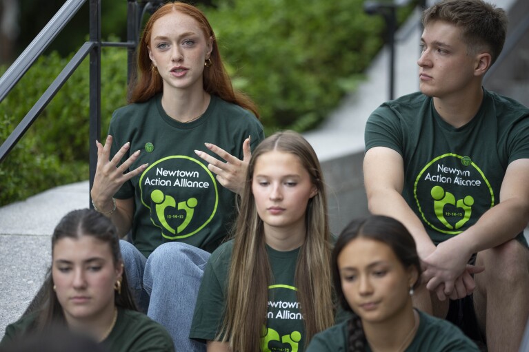 Les survivants de la fusillade de l'école primaire de Sandy Hook en 2012 partagent leurs réflexions sur l'obtention de leur diplôme d'études secondaires avant un rassemblement contre la violence armée le vendredi 7 juin 2024 à Newtown, Connecticut.  (Photo AP/Bryan Woolston)