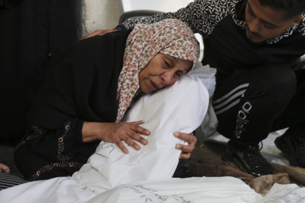 Palestinos lloran a sus familiares muertos en el bombardeo israelí en Rafah, Franja de Gaza, el jueves 7 de diciembre de 2023. (Foto AP/Hatem Ali)