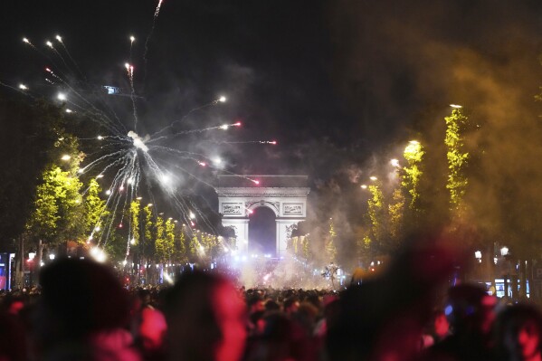 Soccer fans celebrate PSG's victory on the Champs-Elysees avenue after the Champions League final soccer match between Paris Saint-Germain and Inter Milan, Sunday, June 1, 2025 in Paris. (AP Photo/Aurelien Morissard)
