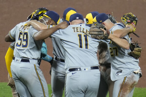 Brandon Woodruff dominates to lead Brewers past Pirates at PNC Park