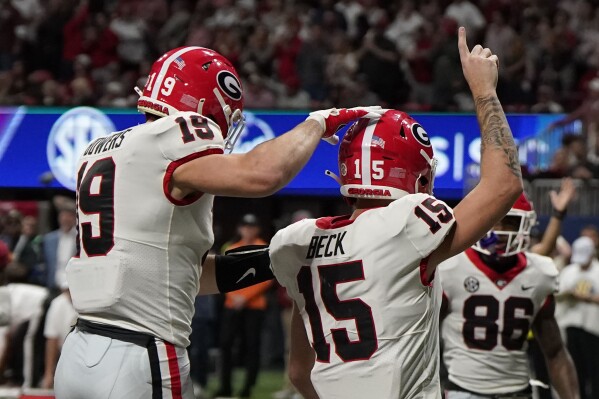 Georgia quarterback Carson Beck announces he's returning for 2024 season |  AP News