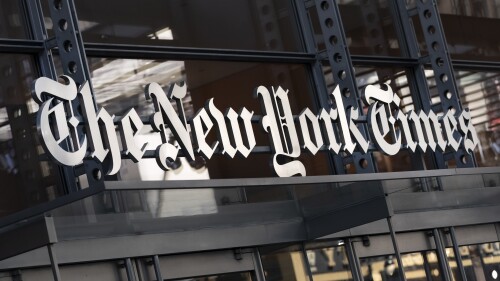 DATEI – Ein Schild der New York Times hängt am 6. Mai 2021 über dem Eingang ihres Gebäudes in New York City.  Laut einem Bericht auf der Website des Medienunternehmens trennt sich die New York Times von ihrer Sportabteilung und wird sich künftig stattdessen auf die Sportberichterstattung auf ihrer Website „The Athletic“ verlassen.  Der Umzug betrifft mehr als 35 Personen aus der Sportabteilung.  In dem Bericht vom Montag, 10. Juli 2023, heißt es, dass die Reporter der Sportredaktion in andere Rollen in der Nachrichtenredaktion der New York Times wechseln würden und dass keine Entlassungen zu erwarten seien.  (AP Photo/Mark Lennihan, Datei)