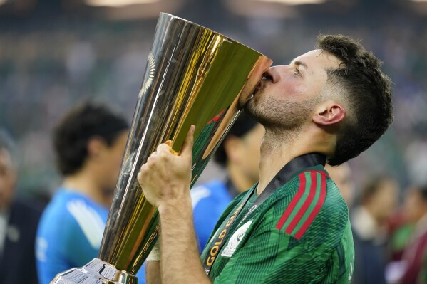 Mexico's Santiago Gimenez kisses the winner's trophy after beating Panama 1-0 in the CONCACAF Gold Cup final soccer match Sunday, July 16, 2023, in Inglewood, Calif. (AP Photo/Ashley Landis)