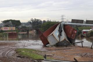 Contenedores dañados luego de unas inundaciones que azotaron la ciudad de Durban, en Sudáfrica, el miércoles 13 de abril de 2022. (AP Foto/Str)