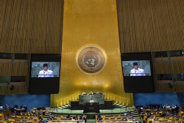 El primer ministro de Nepal, Pushpa Kamal Dahal "Prachanda", pronuncia un discurso ante la 78va sesión de la Asamblea General de las Naciones Unidas, el jueves 21 de septiembre de 2023, en la sede de la ONU. (AP foto/Craig Ruttle)