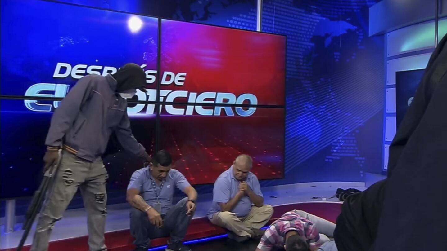Estamos al aire": Pistoleros asaltan televisora en Ecuador en pleno repunte de la violencia | AP News