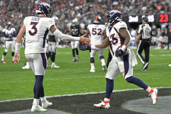 Raiders cling to playoff hopes with 17-13 win over Denver