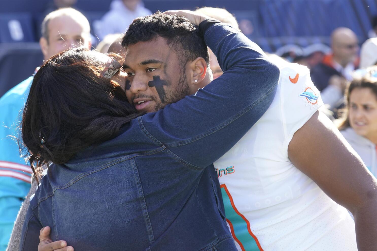 Head coach Mike McDaniel of the Miami Dolphins hugs head coach Robert  News Photo - Getty Images