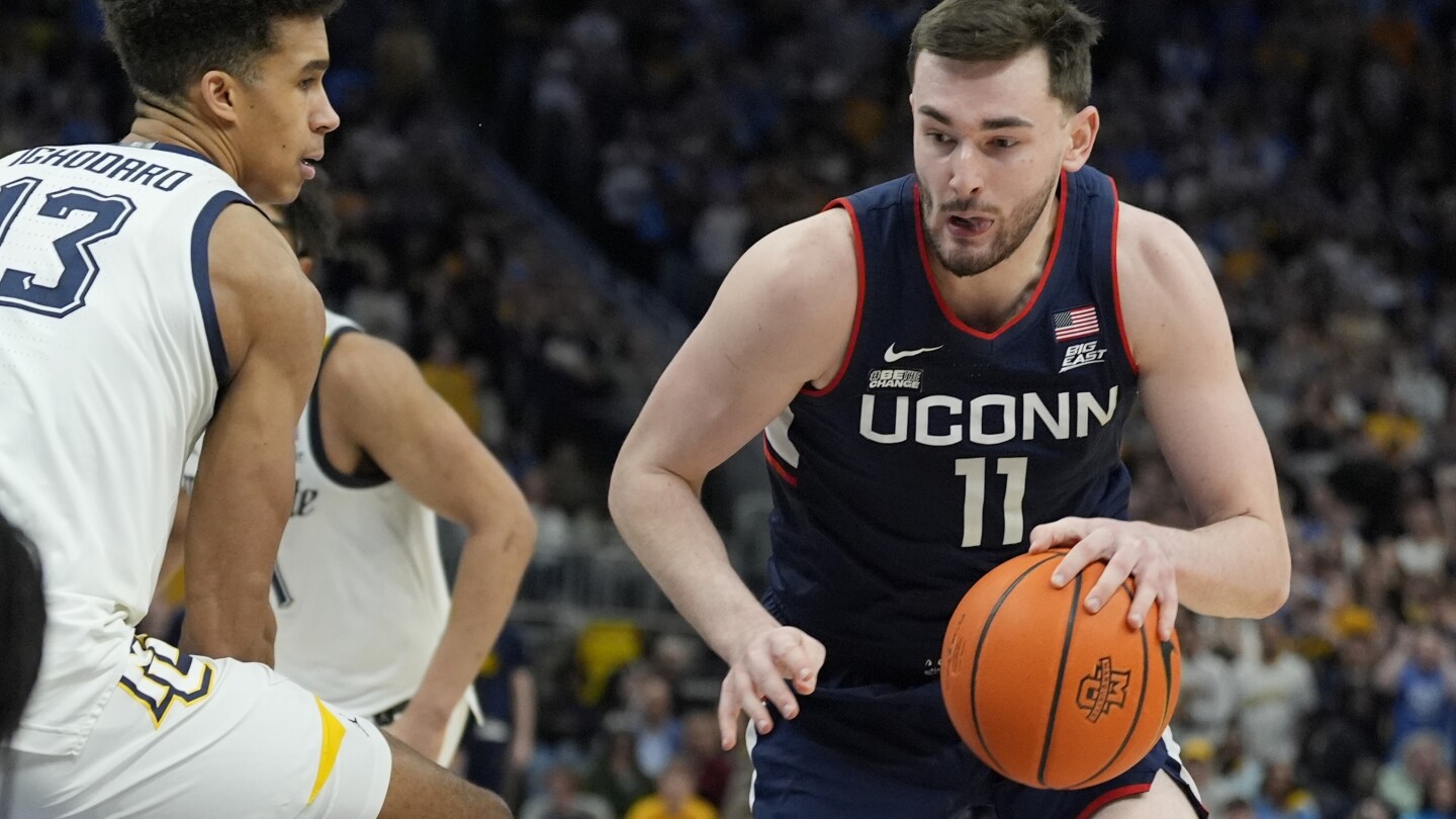 No. 2 UConn изпревари No. 8 Marquette 74-67 за 1-ва победа на пътя в Топ 25 за десетилетие