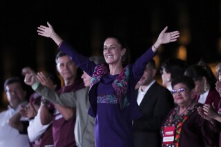 Tổng thống đắc cử Claudia Sheinbaum vẫy tay chào những người ủng hộ tại Zocalo, quảng trường chính của Thành phố Mexico, sau khi Viện bầu cử quốc gia thông báo bà đã dẫn đầu không thể đảo ngược trong cuộc bầu cử, vào sáng sớm thứ Hai, ngày 3 tháng 6 năm 2024. (Ảnh AP / Marco Ugarte)