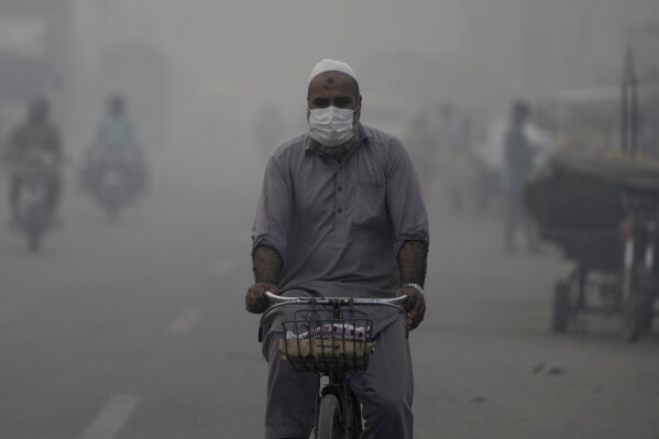 Miles de personas enferman por una contaminación récord en Lahore, la  capital cultural de Pakistán | AP News