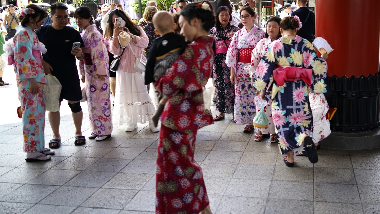 ТОКИО AP — Раждаемостта в Япония спада до ново дъно
