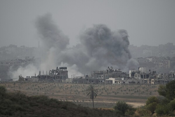 Dym unosi się po izraelskim nalocie w Strefie Gazy, widziany z południowego Izraela, niedziela, 12 listopada 2023 r. (AP Photo/Leo Correa)