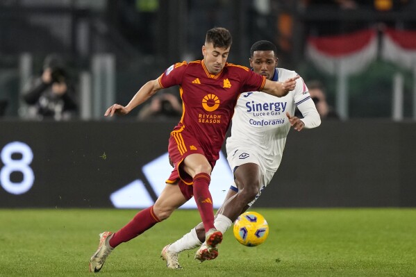 Roma's Stephan El Shaarawy, left, challenges for the ball with Verona's Jackson Tchatchoua during the Series A soccer match between Roma and Hellas Verona at the Rome Olympic stadium, Saturday, Jan. 20, 2024. (AP Photo/Andrew Medichini)