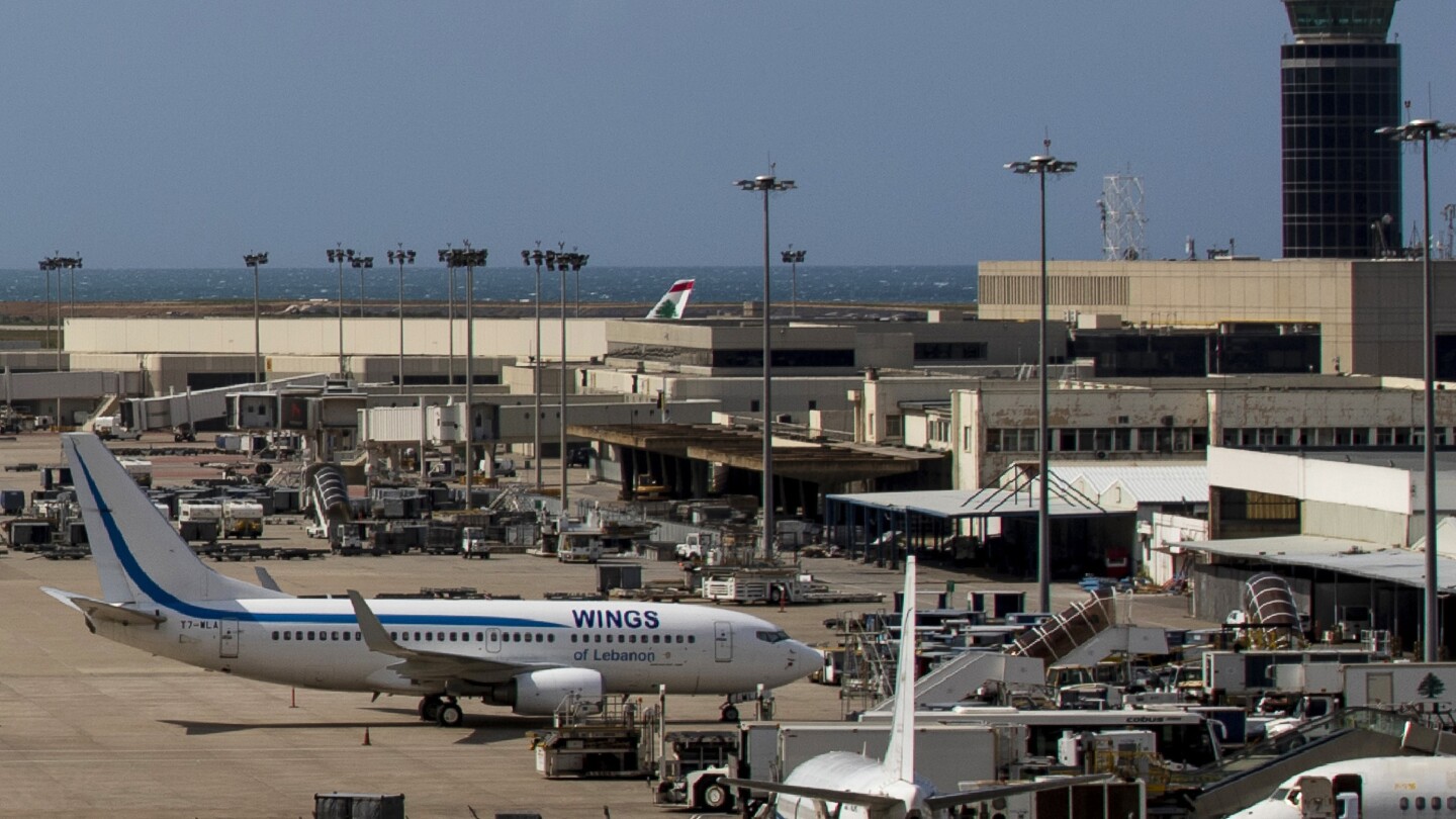 Екраните на летището в Ливан показват съобщение срещу Хизбула, след като бяха хакнати