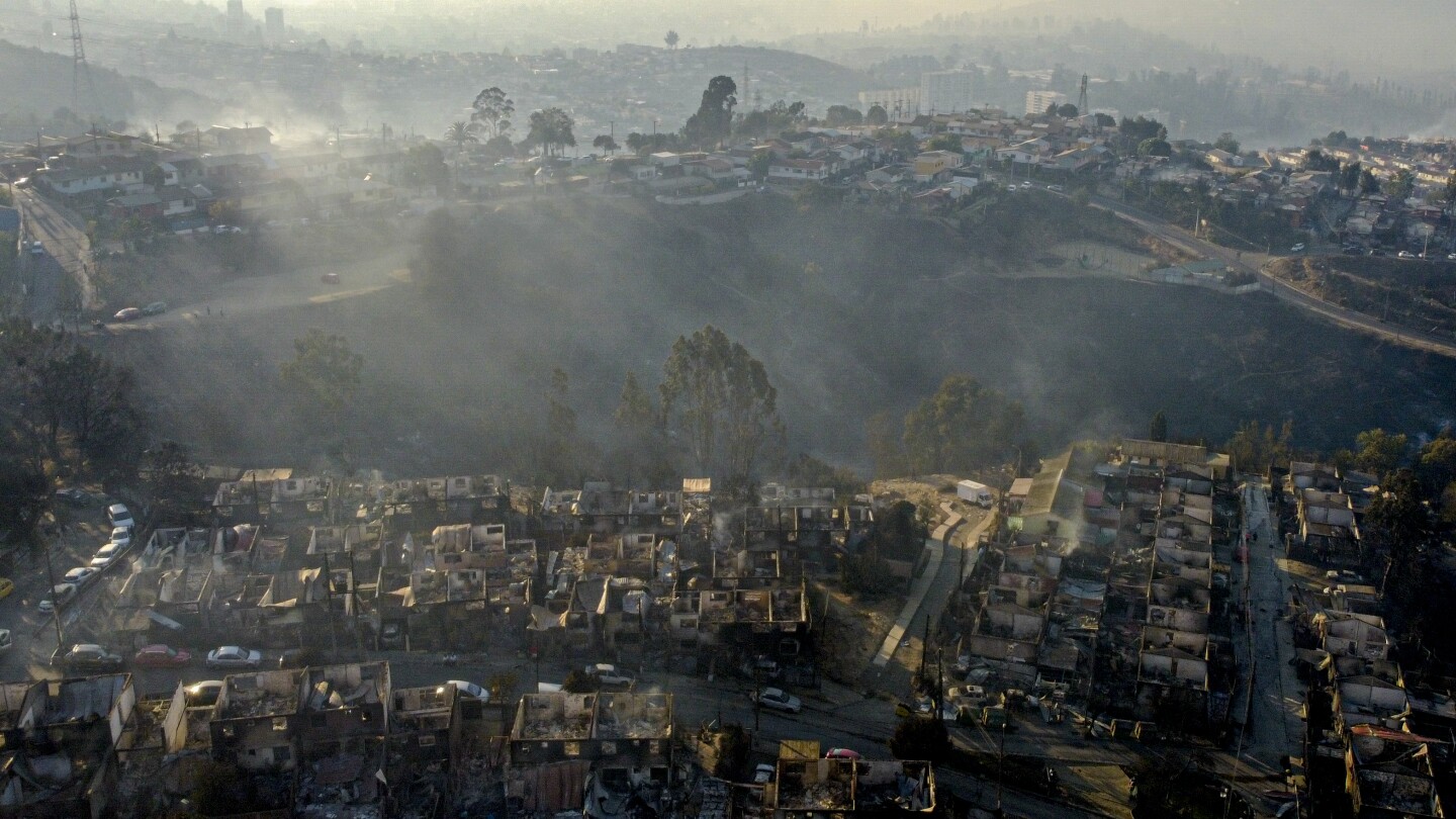 САНТИАГО, Чили (AP) — Интензивни горски пожари, горящи около гъсто