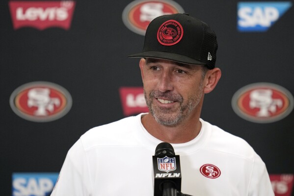 El entrenador de los 49ers de San Francisco Kyle Shanahan habla en conferencia de prensa tras la victoria ante los Rams de Los Ángeles el domingo 17 de septiembre del 2023. (AP Foto/Ashley Landis)