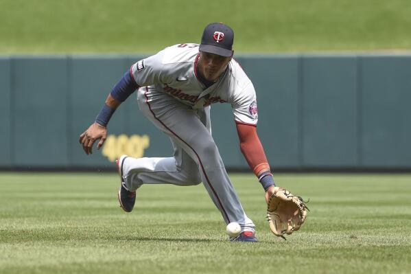 Wainwright solid for 7, rookie Sosa homers, Cardinals down Twins