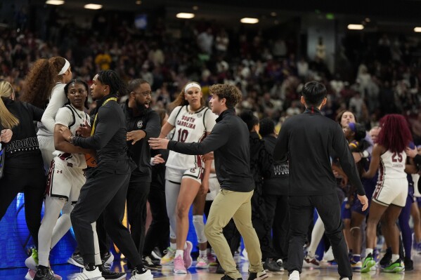 South Carolina's Kamilla Cardoso shoves LSU's Flau'jae Johnson, is ejected  with 5 other players | AP News