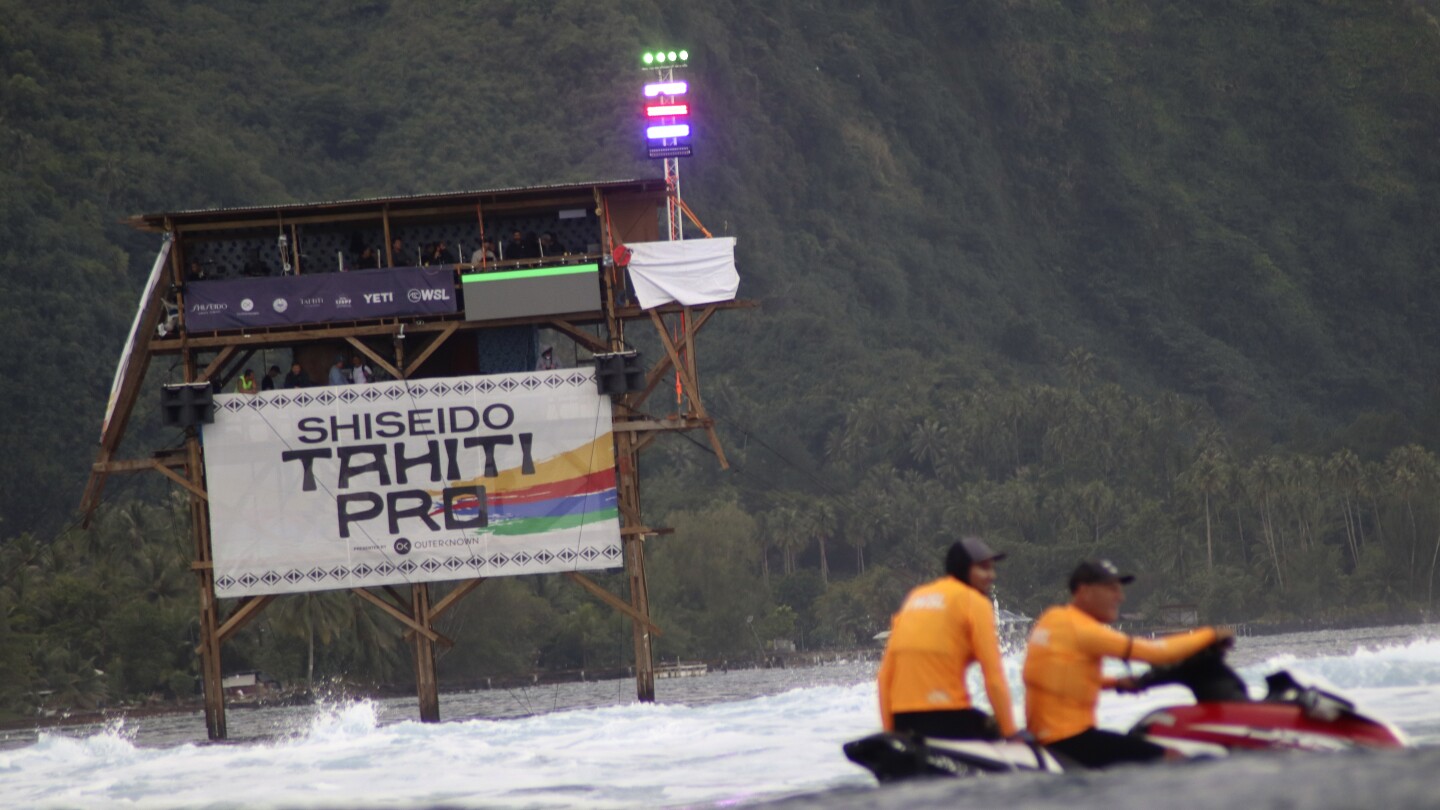 Работата ще бъде възобновена на легендарния олимпийски обект за сърфиране в Таити след шум от щети на коралов риф