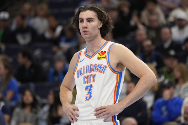 O guarda do Oklahoma City Thunder, Josh Giddey (3), está na quadra durante a primeira metade de um jogo do torneio de temporada de basquete da NBA contra o Minnesota Timberwolves, terça-feira, 28 de novembro de 2023, em Minneapolis.  (Foto AP/Abbie Parr)