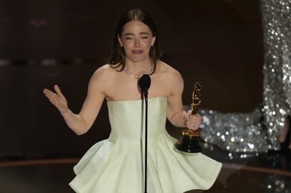 Emma Stone recibe el premio a mejor actriz por "Poor Things" en los Oscar el domingo 10 de marzo de 2024, en el Teatro Dolby en Los Ángeles. (Foto AP/Chris Pizzello)