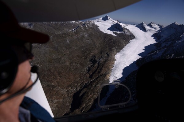 Льодовик Гурглер-Фернер в Ецталерських Альпах видно з літака поблизу Інсбрука, Австрія, у понеділок, 25 вересня 2023 р. (AP Photo/Matthias Schrader)