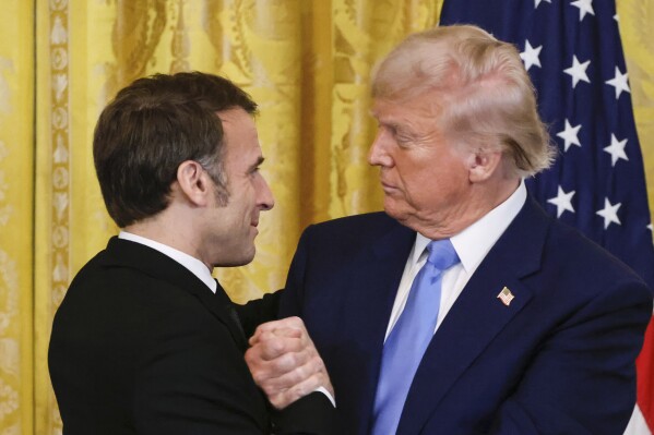 O presidente Donald Trump, à direita, sacode a mão do presidente da França, Emmanuel Macron, durante uma conferência de imprensa conjunta na sala leste da Casa Branca em Washington, segunda -feira, 24 de fevereiro de 2025. (Ludovic Marin/Pool via AP)
