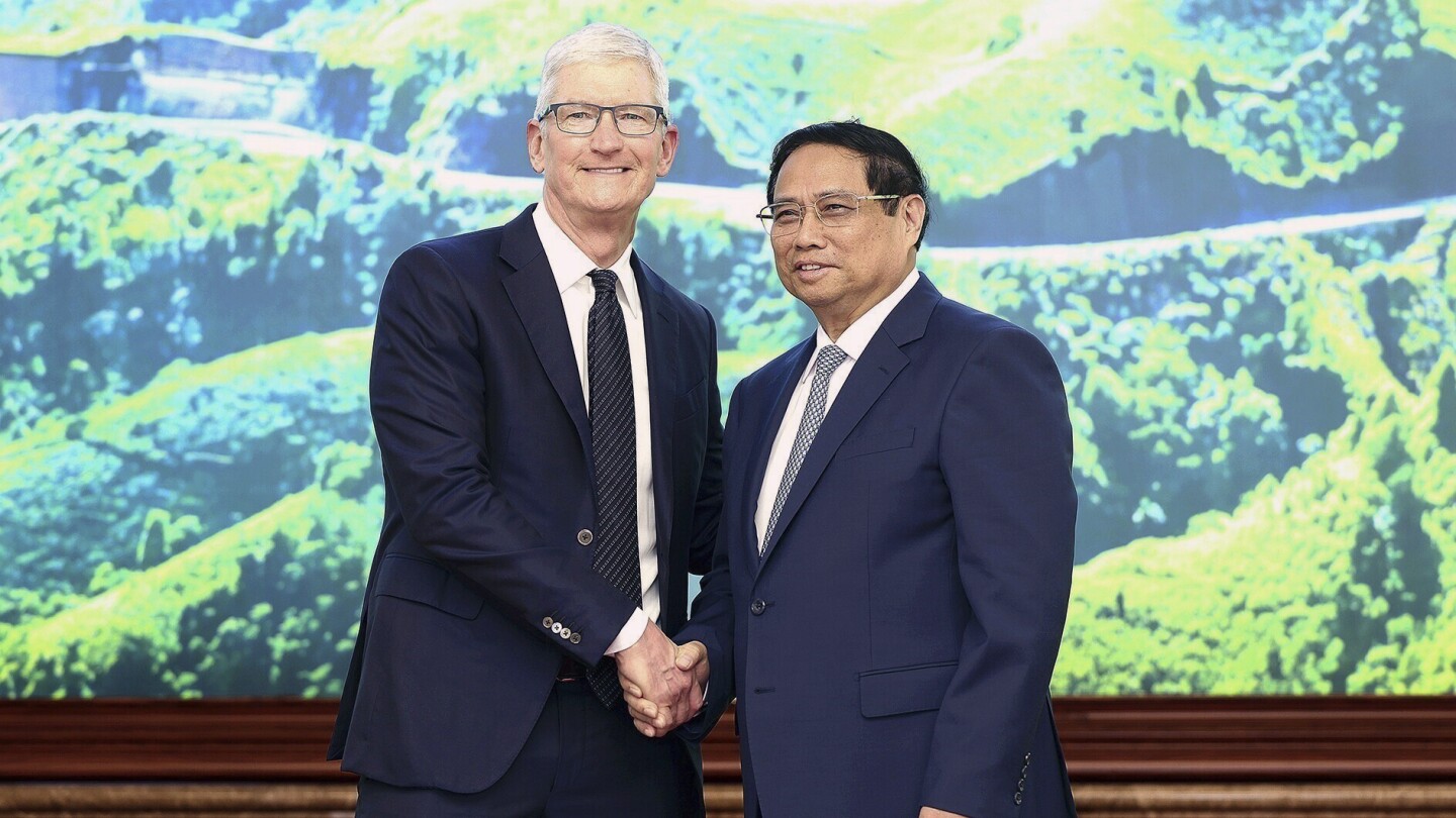 ХАНОЙ, Виетнам (AP) — Главният изпълнителен директор на Apple Тим