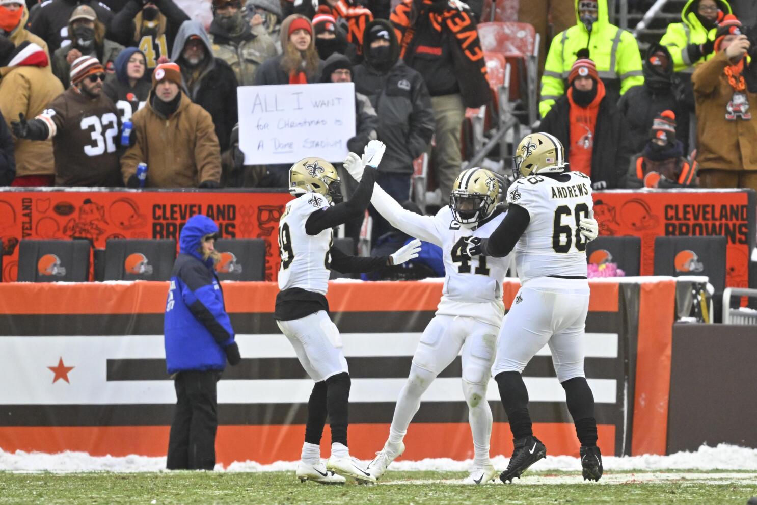 Saints stay in playoff hunt with win over Browns