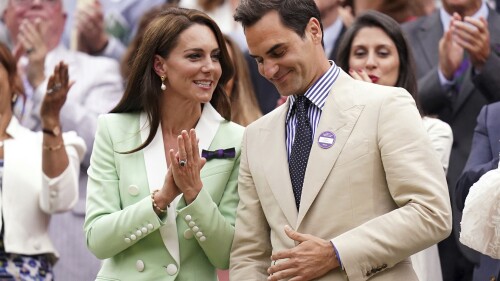 Kate, britská princezná z Walesu, vľavo, sa rozpráva s tenisovým šampiónom Rogerom Federerom v Royal Box, druhý deň tenisových majstrovstiev Wimbledonu v Londýne, utorok 4. júla 2023. (Adam Davy/PA cez AP)