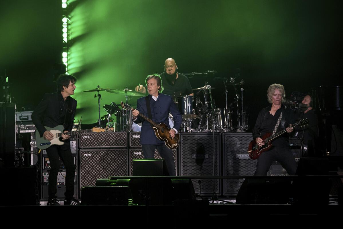 McCartney marks 80th birthday with Springsteen, 60,000 pals | AP News