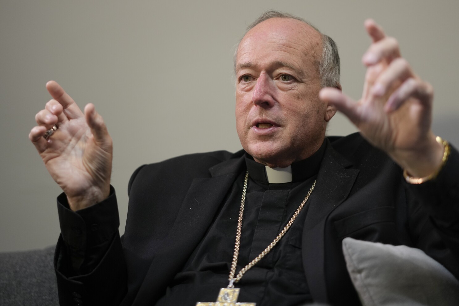 Muere Richard Williamson, obispo católico cuya negación del Holocausto  avergonzó a Benedicto XVI | AP News