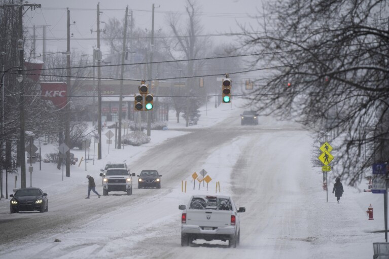 La gente y el tráfico son escasos en Rosa L. Parks Blvd.  después de una tormenta invernal en Nashville, Tennessee, el lunes 15 de enero de 2024. (Denny Simmons/The Tennessean vía AP)