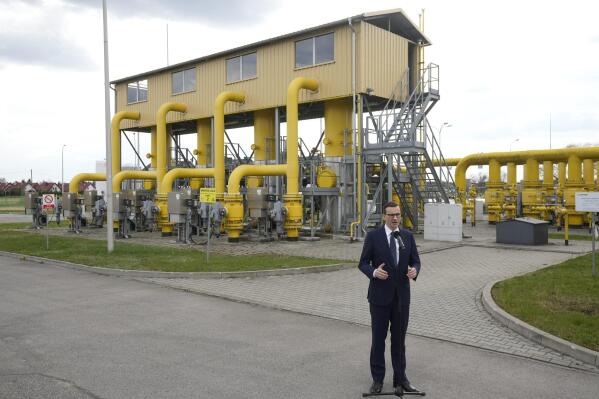 El primer ministro polaco Mateusz Morawiecki habla con la prensa en la estación de gas de la compañía Gaz-System el miércoles 27 de abril de 2022, en Rembelszczyzna, cerca de Varsovia, Polonia. (AP Foto/Czarek Sokolowski)