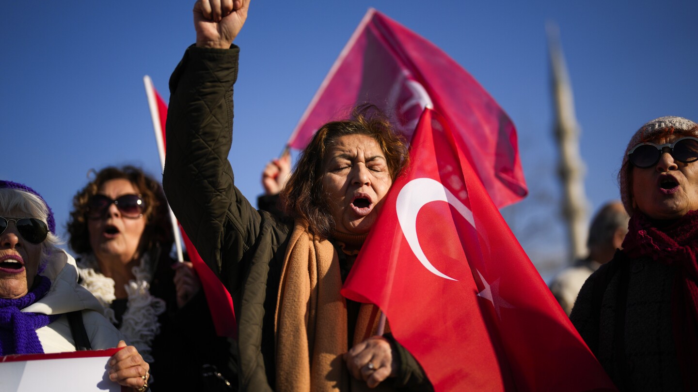 Das türkische Parlament hat eine lang erwartete Debatte über die Mitgliedschaft Schwedens in der Nordatlantikpakt-Organisation (NATO) begonnen.